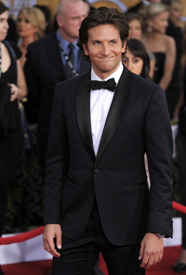 Bradley Cooper oholil vousy a přibarvil vlasy.