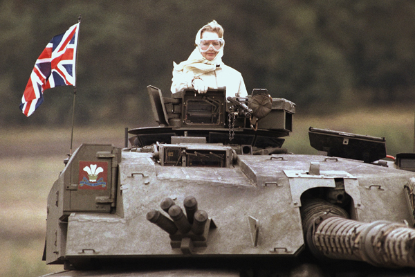 Thatcherová se projela v tanku při své návštěvě britských ozbrojených sil v německém Hamburku roku 1986.