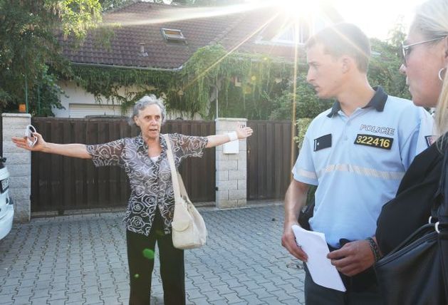 S policií komunikovala matka Domenica Martucciho prostřednictvím tlumočnice.