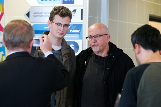 Hudebník ochotně pózoval se svými fanoušky.