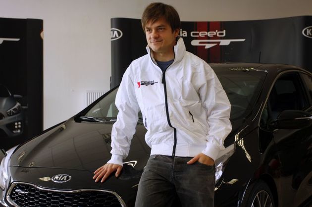 Koloběžku vyměnil Jiří Mádl za tuhle káru.