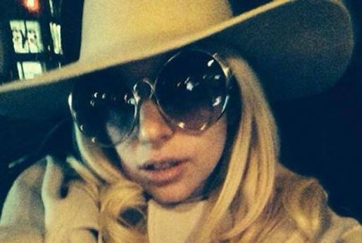 Lady Gaga na aktuální fotce z Facebooku připomíná svými velkými brýlemi Naďu Urbánkovou.