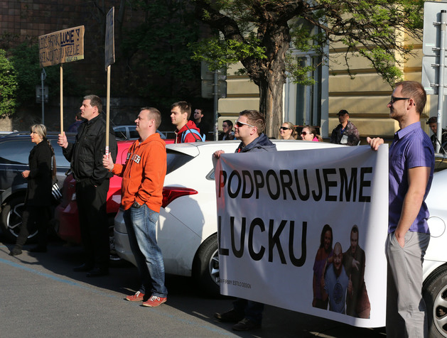 Nechyběly transparenty s ostrými hesly.