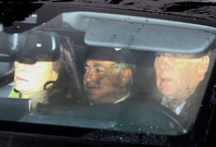 DSK (uprostřed) na cestě k soudu.
