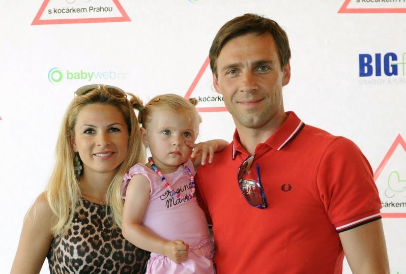 Roman Vojtek odvezl manželku i syna z porodnice domů.
