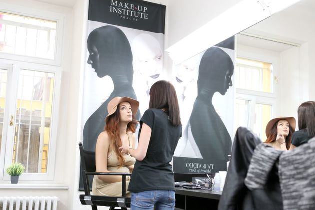 Těhotná modelka už bříško jen tak neskryje.