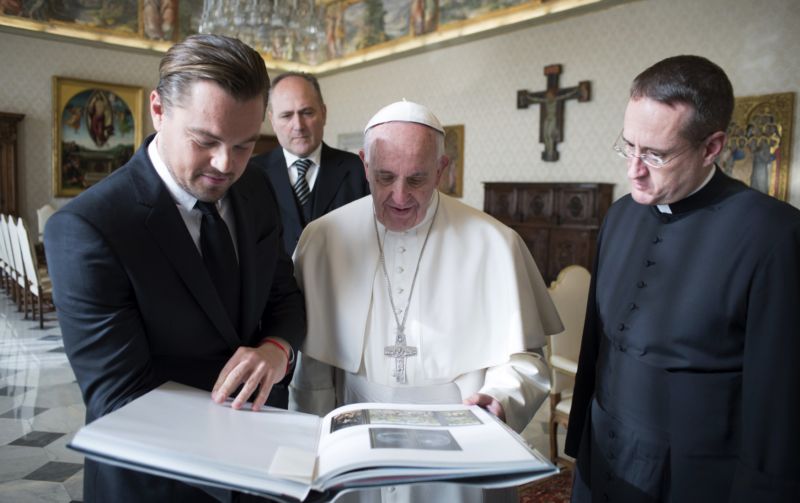 DiCaprio věnoval papeži knihu a šek.