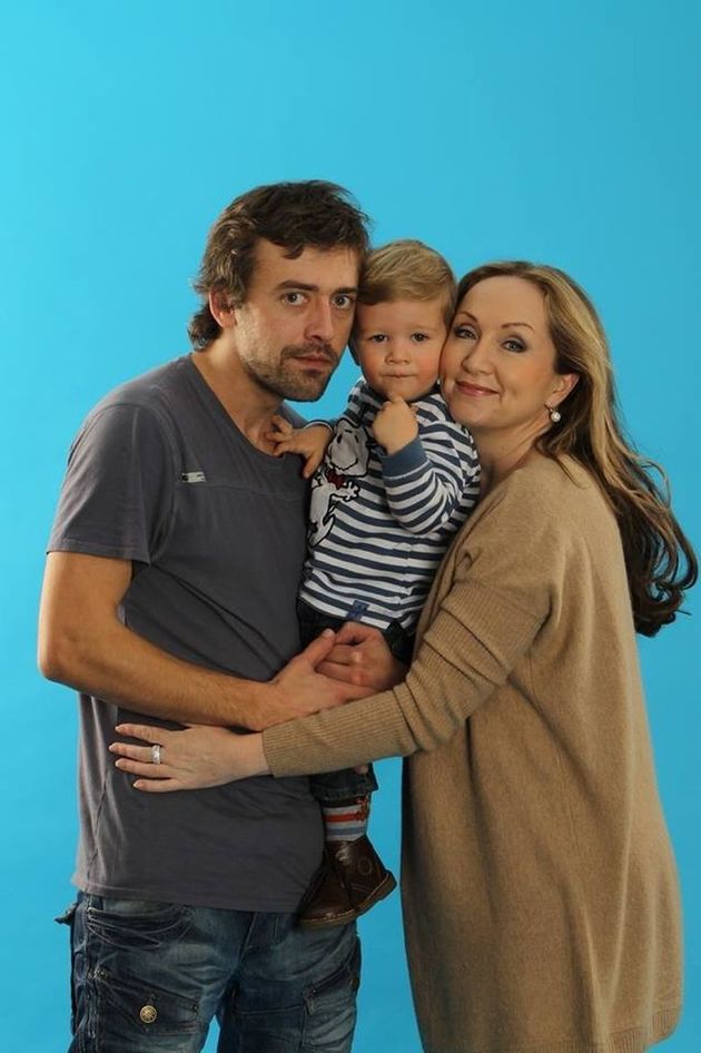 Bára Basiková s manželem Perem Polákem a malým Theodorem, ze kterého roste sečtělý gentleman. 