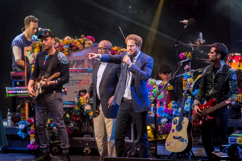 Spolu s kapelou Coldplay se proměnil Harry na pódiu v pořádného rockera.