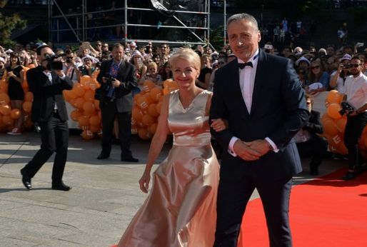 Martin Stropnický s manželkou Veronikou Žilkovou na červeném koberci během zahájení 51. ročníku Mezinárodního filmového festivalu v Karlových Varech.