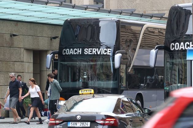 Žádné oprýskané staré Karosy, ale pěkně nablýskané káry. Těmito busy se zpěvačka přepravuje.