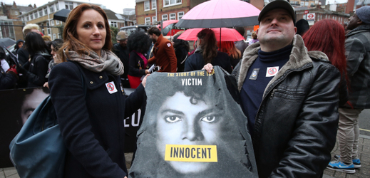Fanoušci s plakátem vyjadřující podporu Michaelu Jacksonovi.