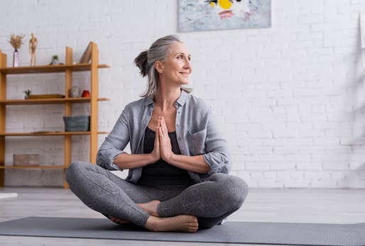 Serotonin je vytvářen z látky jménem L-tryptofan, což je esenciální aminokyselina, kterou si tělo neumí samo vyrobit, ale musí ji přijímat stravou.