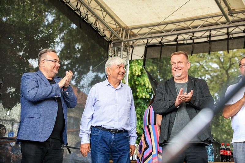 Kromě Jana Čermáka (vpravo) se akce účastnil i Miroslav Donutil (uprostřed).