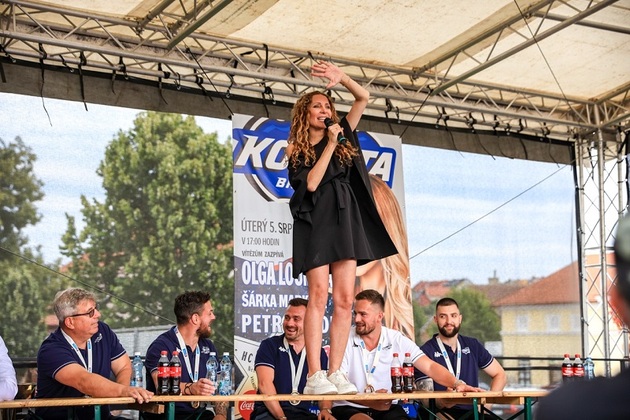 Jednou z vystupujících a kmotrou byla i Olga Lounová.