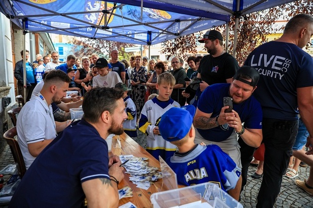 O celou událost a podpisy hokejistů měla veřejnost velký zájem. 