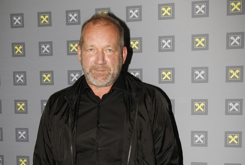 Muzikant David Koller svou kariéru spojil s kapelami jako Jasná Páka či Žentour, než se usadil ve velmi úspěšné kapele Lucie na bubenickou židličku a zároveň zvládal většinu vokálních partů. Narodil se 27. září 1960 a první zkušenosti s hudbou přišly už ve velmi útlém věku. Ve škole byl pěkné kvítko a vzdělávání moc nedal. Vyučil se elektrikářem, ale naštěstí zjistil, že hudba je to, co ho celý život provází a v čem vyniká. Vedle mnoha písní, které znějí z rádií, je také autorem filmové hudby. K 65. narozeninám přejeme Davidu Kollerovi jen to nejlepší!