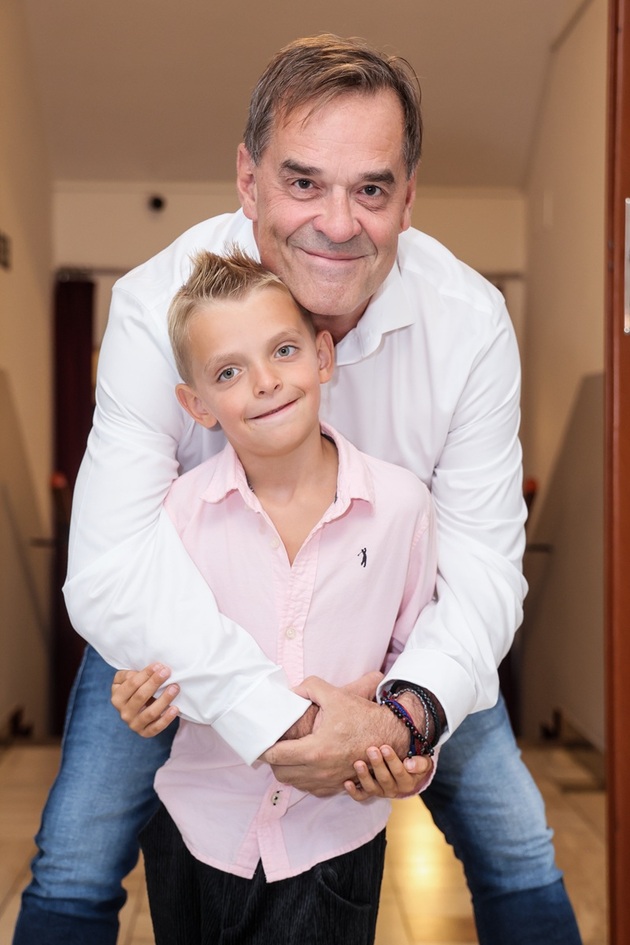 Herec se svým sedmiletým synem. 