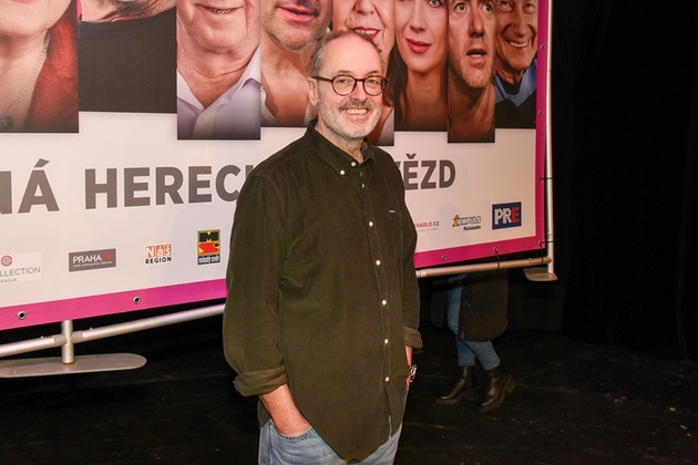 Herec a stand-up komik Josef Polášek slavil 2. října kulaté šedesátiny. Narodil se roku 1965 v Gottwaldově, tedy v dnešním Zlíně. Ačkoli jeho kroky zpočátku nesměřovaly k umění a vyučil se silnoproudařem, nakonec ho to k divadlu přece jen přitáhlo, doplnil si maturitu, vystudoval činoherní herectví na JAMU v Brně a jeho spolužáky byli Pavel Liška, Tomáš Matonoha či Marek Daniel. Jednu z nejvýraznějších rolí ztvárnil například v hořké komedii František je děvkař. Nezanedbatelná je i jeho spolupráce s Petrem Čtvrtníčkem, ať už to byly televizní reklamy, divadelní hra Ivánku, kamaráde, můžeš mluvit?, či komedie Poslední plavky. Nezapomenutelné jsou i jeho role v seriálech Vyprávěj či Osada. Josef Polášek je trojnásobným otcem a jistě ho čekají velké oslavy v rodinném kruhu i v divadle.