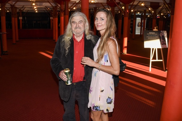 Umělec se svou novou přítelkyní.