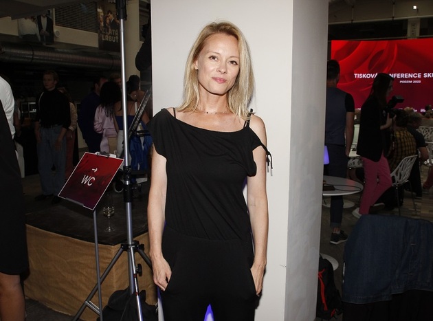 Ačkoli herečka Linda Rybová stále působí jemným dívčím dojmem, 15. října oslaví kulatou padesátku. Narodila se v Praze, kde také vystudovala balet a herectví na Pražské konzervatoři. Od roku 2003 tvoří manželský pár s hercem Davidem Prachařem a začátky jejich vztahu nebyly vůbec snadné. Prachař se totiž kvůli mladší kolegyni rozvedl s Danou Batulkovou, již veřejnost litovala, zatímco Lindu pranýřovali za to, že rozvrátila rodinu. Snad prý to vyvrcholilo i pár fackami mezi oběma sokyněmi v lásce. Čas ale otupil ostré hrany a z manželství, které trvá přes dvacet let, vzešly tři děti – dcery Josefína a Rozárka a nejmladší syn František. A tak Linda Rybová určitě oslaví padesátiny ve společnosti své velké rodiny, kam patří také Prachařovy děti z prvního manželství – Jakub a Mariana.