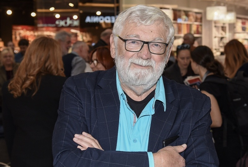 Pokud preferujete spíše vizuální než psaný projev, určitě sledujte pořad Josef Klíma: Jak jsem přežil devadesátky každý čtvrtek na TV BARRANDOV ve 20:05.