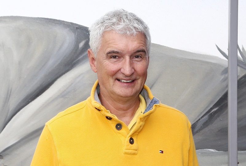 Jako Michala z Kouzelné školky ho zná celá generace dětí, které navštěvovaly i jeho divadelní představení. Jenže zatímco byl na jevišti a před kamerou Michal samý úsměv, v soukromí si prošel řadou nepříjemných situací, jež se týkaly zejména vztahů se ženami. O tom, že mu byla jeho první manželka nevěrná, se dozvěděl těsně předtím, než šel na jeviště. Nevěrnicí byla herečka Světlana Nálepková, s níž měl Nesvadba malou dceru Josefínu. Nejvíce ho trápilo, že se s ní nemohl vídat tak, jak by si přál. "Snažil jsem se, abych s ní byl každý den, alespoň ji na chvilku viděl. Vodil jsem ji do školky, ze školky, do školy... Po rozvodu jsem žádný nový vztah nehledal," popsal Nesvadba v rozhovoru pro deník Aha!. Ženám se vyhýbal dlouhých 18 let, až na jednom ze svých představení potkal sympatickou Andreu, maminku čtyřleté Anetky. Zamilovali se do sebe, vzali se a k Anetě, kterou Nesvadba přijal za svou, se manželům narodil ještě vysněný syn Marek. Rodinka popřeje Michalovi k jeho 68. narozeninám 3. listopadu.