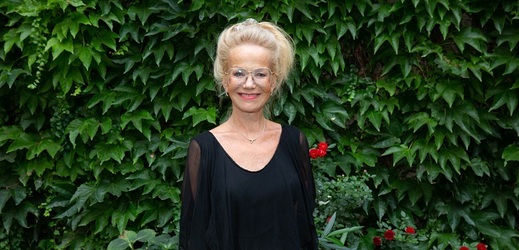 Herečka Jitka Asterová, jež se narodila 7. prosince 1959, se věnovala gymnastice, později se chtěla stát krasobruslařkou, a tak účinkovala v dětské lední revue a hrála zadek krávy s vemenem na krku. "Předek byla Dana Morávková a my jsme jako krávy objely celou západní Evropu. Tam si choreograf Koníček všiml, že jsem výborné vemeno, že mám komický talent a že bych měla jít na herectví," prozradila Asterová Blesku. Nejdřív se ale musela zbavit ráčkování a na DAMU ji přijali až napotřetí. Herečka má s bývalým manželem Tomášem Linhartem syna Adama a dceru Annu, která se ukázala být talentovanou herečkou. Po rozvodu měla několik neúspěšných vztahů, a tak se rozhodla pro single život a prý jí to vyhovuje. Nikdo by ale neměl být sám. K 66. narozeninám jí přejeme nejen pracovní úspěchy a zdraví, ale aby k sobě také našla partnera, s nímž jí to bude klapat po zbytek života. 