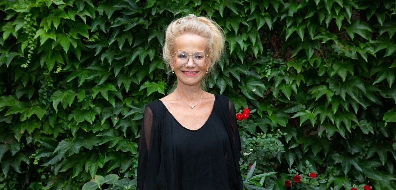 Herečka Jitka Asterová, jež se narodila 7. prosince 1959, se věnovala gymnastice, později se chtěla stát krasobruslařkou, a tak účinkovala v dětské lední revue a hrála zadek krávy s vemenem na krku. "Předek byla Dana Morávková a my jsme jako krávy objely celou západní Evropu. Tam si choreograf Koníček všiml, že jsem výborné vemeno, že mám komický talent a že bych měla jít na herectví," prozradila Asterová Blesku. Nejdřív se ale musela zbavit ráčkování a na DAMU ji přijali až napotřetí. Herečka má s bývalým manželem Tomášem Linhartem syna Adama a dceru Annu, která se ukázala být talentovanou herečkou. Po rozvodu měla několik neúspěšných vztahů, a tak se rozhodla pro single život a prý jí to vyhovuje. Nikdo by ale neměl být sám. K 66. narozeninám jí přejeme nejen pracovní úspěchy a zdraví, ale aby k sobě také našla partnera, s nímž jí to bude klapat po zbytek života. 