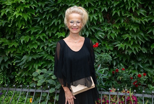 Herečka Jitka Asterová, jež se narodila 7. prosince 1959, se věnovala gymnastice, později se chtěla stát krasobruslařkou, a tak účinkovala v dětské lední revue a hrála zadek krávy s vemenem na krku. "Předek byla Dana Morávková a my jsme jako krávy objely celou západní Evropu. Tam si choreograf Koníček všiml, že jsem výborné vemeno, že mám komický talent a že bych měla jít na herectví," prozradila Asterová Blesku. Nejdřív se ale musela zbavit ráčkování a na DAMU ji přijali až napotřetí. Herečka má s bývalým manželem Tomášem Linhartem syna Adama a dceru Annu, která se ukázala být talentovanou herečkou. Po rozvodu měla několik neúspěšných vztahů, a tak se rozhodla pro single život a prý jí to vyhovuje. Nikdo by ale neměl být sám. K 66. narozeninám jí přejeme nejen pracovní úspěchy a zdraví, ale aby k sobě také našla partnera, s nímž jí to bude klapat po zbytek života. 