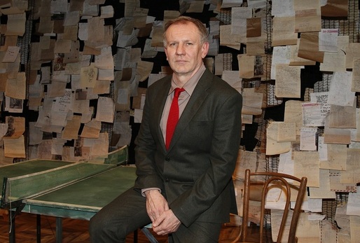 Herec Martin Finger je neodmyslitelně spjatý s Činoherním klubem, kde působí jako umělecký šéf a ve funkci vystřídal svého kamaráda Ondřeje Sokola, který ho k herectví přivedl. Diváci ho však na obrazovkách vídají i v seriálu Ulice, kde hraje partnera Lindy Rybové. Rodák ze Šumperka slaví 16. prosince 55. narozeniny. Ačkoli si na profesní život nemůže stěžovat, v soukromí ho postihly tragédie, které ho velmi ovlivnily. Před třicítkou přišel o maminku, tatínka i babičku. Maminka spáchala sebevraždu a herec si vzal zpátky její příjmení. "S tátou jsme měli kvůli tomu konflikt a nevídali se. To, že zemřel, jsem se dozvěděl z rodiny asi poslední. Nestihl jsem se s ním usmířit," prozradil herec v rozhovoru pro Blesk. To v něm zanechalo hluboký šrám a pokaždé, když se blížil konec života někoho blízkého, neváhal a vydal se na dlouhou cestu z Prahy na Moravu, aby se rozloučil. Rodinná tragédie se stala i námětem pro scénář k filmu Krásno, kde si Finger se Sokolem zahráli hlavní role a Sokol ho také režíroval. Narozeniny oslaví Martin Finger po boku nové partnerky a jistě mu přijdou popřát i jeho tři děti z předešlých vztahů.