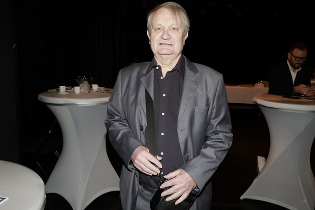 Osmasedmdesátiny bude mít 9. března režisér Jiří Adamec. Zda si oslavu užije, je ve hvězdách. Vzhledem k jeho nemoci není jisté, zda bude mít lepší, nebo horší den. Režisér totiž trpí frontotemporální demencí, tedy stejným postižením jako herec Bruce Willis. On sám o nemoci nechce veřejně mluvit, nedávno diagnózu potvrdila Adamcova stále ještě manželka Jana, která kvůli zdravotnímu stavu manžela zastavila jejich rozvodové řízení. Osud režiséra skončil v rukou veřejného opatrovníka, tedy obce. Manželka Jana se snažila udělat vše pro to, aby nemohl nikdo s Adamcem manipulovat a mohl v klidu a důstojně dožít v sanatoriu v Prosečnici. Do celé záležitosti ale vstoupil režisérův syn Marek z prvního manželství. Přestože se s otcem dvacet let nestýkal kvůli rozvodu s jeho matkou, najednou začal mít o otce starost. Soud však rozhodl především ve prospěch Adamce. A jeho manželce se nejspíš ulevilo.