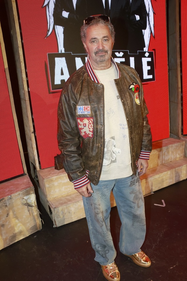 Herec Martin Dejdar se narodil před 61 lety, 11. března 1965. Od roku 1987 hraje v divadle Ypsilon, s manželkou Danielou neměli žádné karamboly – a to se brali už v roce 1994. Je otcem syna a dcery, diváci ho milují a s kolegy vychází a humor ho neopouští. "Humor by měl být chytrý a laskavý. Neměl by nikoho ponižovat ani zesměšňovat. To je humor, který mám rád. Připadá mi, že se vytrácí. Všechna ta korektnost, zákazy, "potrefené husy", které se hned ozvou... Najednou je spousta věcí tabu. A přitom humor byl odjakživa kořením života. Už ve feudálních dobách měl král svého šaška, který si mohl dovolit cokoli a nastavoval mu zrcadlo. Pokud se humor vytratí, bude to pro společnost špatně," zamyslel se v nedávném rozhovoru pro SEDMIČKU.