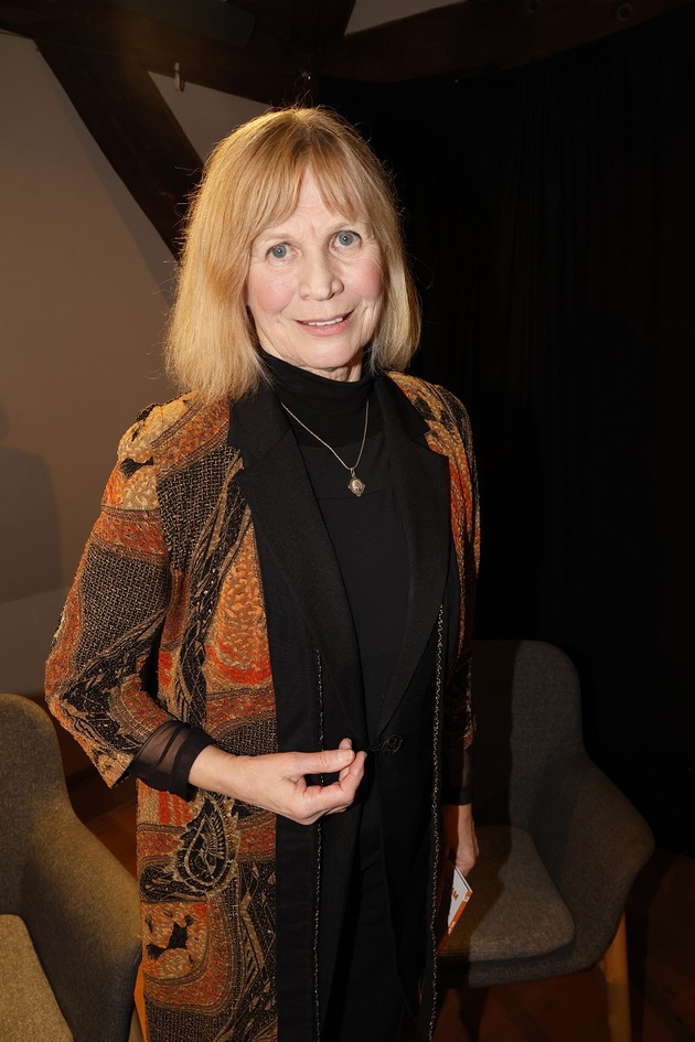 Po tragickém skonu Jiřího Šlitra se na scéně divadla Semafor objevila Jitka Molavcová. Nadaná, ještě ani ne dvacetiletá, šansoniérka byla pro divadlo novou energií. Společně s Jiřím Suchým se stali nerozlučným duem, přáteli, kteří vždy stáli při sobě. Molavcová loni oslavila neuvěřitelných 55 let na prknech divadla Semafor a 17. března bude slavit 76. narozeniny. Talentovaná herečka bohužel nemá potomky. Možnosti být matkou se vzdala kvůli své životní lásce. Její manžel, scenárista a spisovatel Jan Petráň, měl z předchozího vztahu syna a další děti už nechtěl. Velkou část své kariéry Jitka věnovala právě dětem, pro které účinkovala v televizním pořadu. Tématům o mateřství se vyhýbá a sama se nikdy o důvodech svého rozhodnutí nevyjádřila. Po mnoha letech se v roce 2023 provdala za svého partnera Alfreda Strejčka.