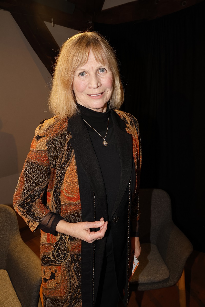 Po tragickém skonu Jiřího Šlitra se na scéně divadla Semafor objevila Jitka Molavcová. Nadaná, ještě ani ne dvacetiletá, šansoniérka byla pro divadlo novou energií. Společně s Jiřím Suchým se stali nerozlučným duem, přáteli, kteří vždy stáli při sobě. Molavcová loni oslavila neuvěřitelných 55 let na prknech divadla Semafor a 17. března bude slavit 76. narozeniny. Talentovaná herečka bohužel nemá potomky. Možnosti být matkou se vzdala kvůli své životní lásce. Její manžel, scenárista a spisovatel Jan Petráň, měl z předchozího vztahu syna a další děti už nechtěl. Velkou část své kariéry Jitka věnovala právě dětem, pro které účinkovala v televizním pořadu. Tématům o mateřství se vyhýbá a sama se nikdy o důvodech svého rozhodnutí nevyjádřila. Po mnoha letech se v roce 2023 provdala za svého partnera Alfreda Strejčka.