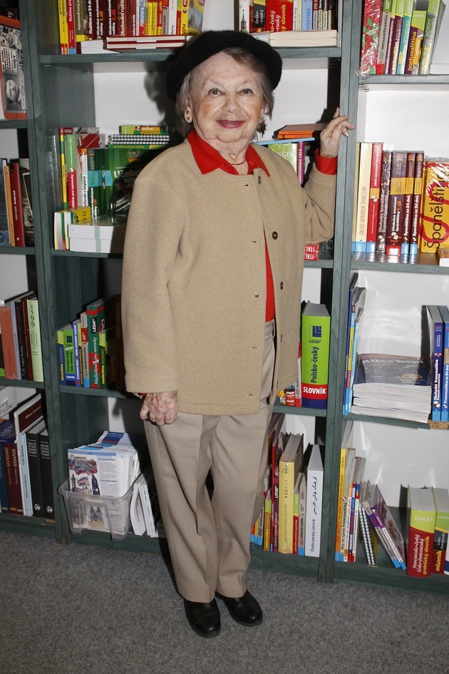 Aťka Janoušková zemřela jen pár dní před svými 89. narozeninami. Malým vzrůstem vždy budila pozornost okolí, ona se ale se svými sto dvaceti centimetry dokázala sžít krásně. Větší problém bylo překonat hrůzné vzpomínky na válku, která jí vzala příliš mnoho. Maminka byla Židovka a byla nucena nosit Davidovu hvězdu. První příkoří přišlo, když rodina musela odevzdat domácí mazlíčky – kočku a kanárka. Rodinná tragédie na sebe nenechala dlouho čekat. V srpnu 1943, v době, kdy Aťka byla na letních prázdninách, si pro paní Janouškovou přišlo gestapo. Gestapáci si prohlédli byt v centru Prahy a s maminkou odvezli do koncentračního tábora i pana Janouška, který sice nebyl Žid, zato byl majitelem krásného bytu. Oba surově odvlekli od nedojedeného oběda. Maminka se herečce nakonec vrátila, přežila pochod smrti. Herečka, kterou proslavil především dabing – její hlas patří legendární včelce Máje, se narodila 16. března v roce 1930.