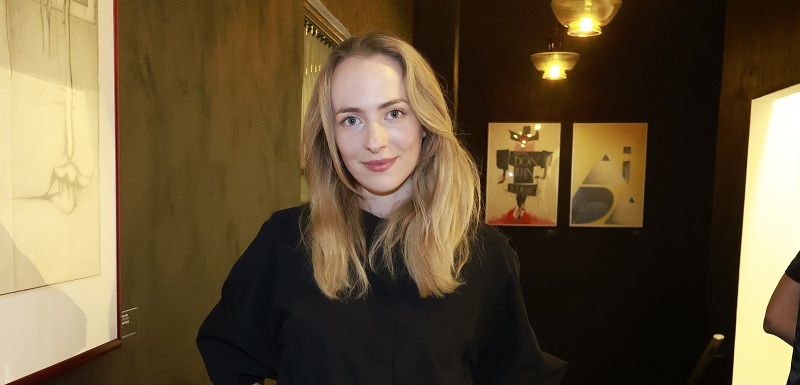 Již tuto sobotu 14. března se dozvíme, zda mladá herečka Elizaveta Maximová dostane ke svým 34. narozeninám, které má o dva dny později, i Českého lva. Je totiž nominovaná hned ve dvou kategoriích. Za vedlejší roli v seriálu Děcko, ale především za hlavní roli ve filmu Máma, kde ztvárnila mentálně postiženou matku. Dramatický příběh a Elizavetin výkon vyvolaly vlnu vzrušení. Zda tento názor sdílejí i filmoví kritici, se dozvíme v živém přenosu. Rodačka z ruské Kazaně žije v Česku od sedmi let a touhu vystupovat před obecenstvem měla v sobě už od dětství. Není proto divu, že vystudovala DAMU a od roku 2010 se objevila i v řadě seriálů, například v Poldovi, Případech 1. oddělení, Jedné rodině či v seriálu Trpaslík.