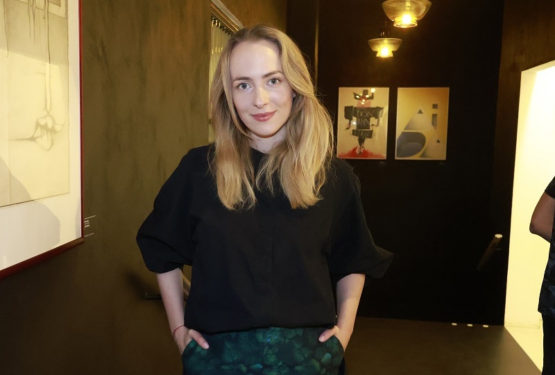 Již tuto sobotu 14. března se dozvíme, zda mladá herečka Elizaveta Maximová dostane ke svým 34. narozeninám, které má o dva dny později, i Českého lva. Je totiž nominovaná hned ve dvou kategoriích. Za vedlejší roli v seriálu Děcko, ale především za hlavní roli ve filmu Máma, kde ztvárnila mentálně postiženou matku. Dramatický příběh a Elizavetin výkon vyvolaly vlnu vzrušení. Zda tento názor sdílejí i filmoví kritici, se dozvíme v živém přenosu. Rodačka z ruské Kazaně žije v Česku od sedmi let a touhu vystupovat před obecenstvem měla v sobě už od dětství. Není proto divu, že vystudovala DAMU a od roku 2010 se objevila i v řadě seriálů, například v Poldovi, Případech 1. oddělení, Jedné rodině či v seriálu Trpaslík.