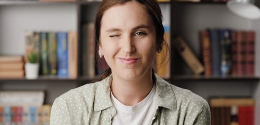 Oční svaly jsou ale neustále napjaté a soustředěné na krátkou vzdálenost, což vede k únavě, pálení a pocitu přesušených očí.