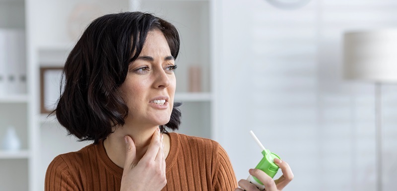 Hlavní výhodou sprejů do krku je cílená aplikace přímo na postižené místo.