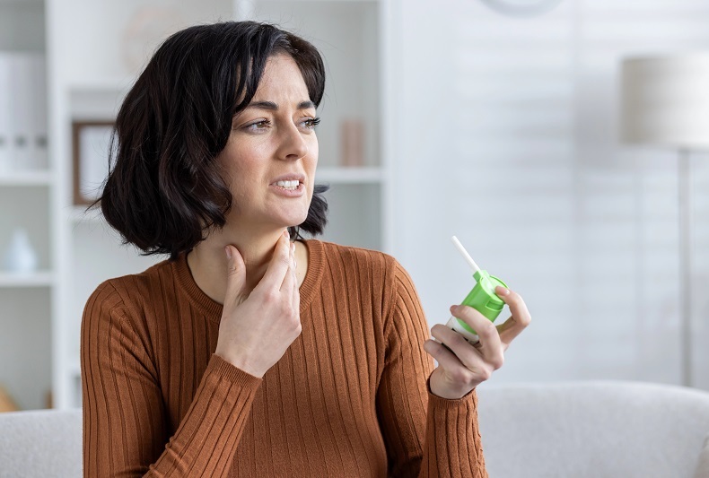 Hlavní výhodou sprejů do krku je cílená aplikace přímo na postižené místo.