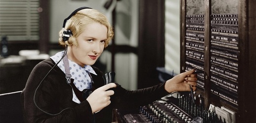 Vynálezce Bell byl profesorem výslovnosti a fyziologie řeči, ale zajímal se též o vzdělávání neslyšících.