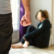 Násilí v partnerských vztazích se zpravidla odehrává skrytě, mimo pozornost okolí.