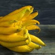 Jedním z netradičních citrusů je Buddhova ruka (Citrus medica var. sarcodactylis), která svým tvarem připomíná ruku s dlouhými prsty. Ovoce pochází z Indie a Číny, kde je pěstován po staletí. Na rozdíl od jiných citrusů má Buddhova ruka velmi málo dužiny a šťávy, ale jeho kůra je bohatá na aromatické oleje. Používá se především k výrobě vonných esencí, do parfémů nebo jako dekorace. V kuchyni se často využívá k ochucení cukrovinek, čajů či nápojů.