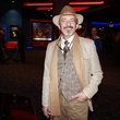 Herec ze slavného hereckého rodu Otakar Brousek mladší, přezdívaný Ťulda, je rovněž velkým milovníkem klobouků. Jeho početná sbírka pokrývek hlavy tak rozhodně stojí za zmínku. Dokonce se Brousek kasá, že právě on přivedl Jana Přeučila k lásce k tomuto módnímu doplňku. A jak jim on přišel na chuť? "Táta mi jednou přivezl zvláštní džínový klobouk z Mexika. A já ho nosil," zavzpomínal v pořadu Blízká setkání s tím, že klobouk nesundává, ani když sedne za volant. "To abych vyvrátil pověru, že řidič v klobouku je špatný řidič," vtipkoval milovník motorsportu.