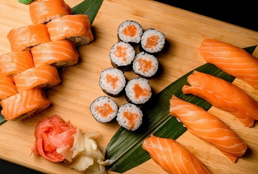 Historie sushi sahá několik století do minulosti a původně souvisela s konzervací ryb pomocí fermentované rýže.