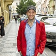 Finalista prvního ročníku Česko hledá SuperStar a rodák z Děčína Sámer Issa oslaví 7. srpna 41. narozeniny. V soutěži využil nejen svůj pěvecký talent, ale i orientální charisma. Jeho otec je Syřan, matka Češka a on prožil své dětství v Damašku. Ačkoli se mu v hudební branži dařilo, jeho soukromý život byl poněkud bouřlivý. Za jeho nejkontroverznější vztah se dá považovat ten s Agátou Hanychovou, který sám označil za intenzivní, komplikovaný a formující. Nedávno však ohlásil zásnuby s partnerkou Lucií Junkovou, jimiž veřejnost překvapil. K zásadnímu životnímu kroku se totiž odhodlal po půl roce vztahu. Snad už nyní našel své štěstí.