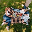 Krásný piknik si užijete v městském parku, u rybníka, na břehu řeky, v zámecké zahradě nebo na louce s výhledem do krajiny. 