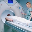 Protože přístroj vytváří velmi silné magnetické pole, je nutné před vyšetřením odložit všechny kovové předměty 