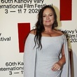 Jitka Čvančarová patří k nejvýraznějším českým herečkám, známým  svými přirozenými ženskými tvary a výrazným dekoltem. Její odvážné  róby pravidelně poutají pozornost médií i veřejnosti, zejména na festivalu v Karlových Varech. Výstřihy často rozdělují módní kritiky, ale pro mnoho žen je inspirací díky svému sebevědomí a přirozenosti. Své křivky i charisma úspěšně využila v řadě filmů a televizních seriálů.
